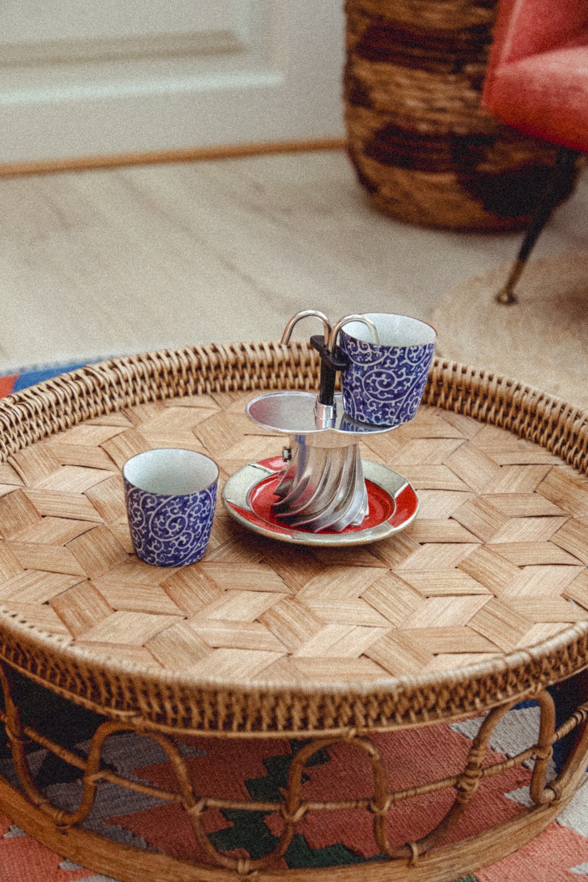 Turbo Moka Duetto served on a woven tray with blue espresso cups